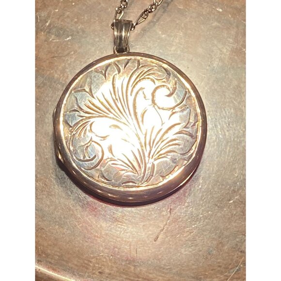 Vintage .925 STERLING SILVER Etched Round Locket w/ Original PHOTOS | Sentimenta - Picture 4 of 9